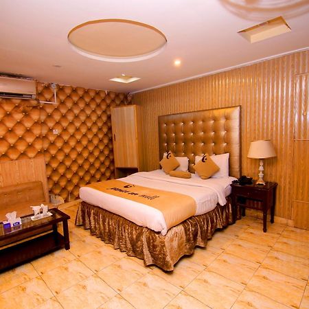 Premier Inn Mall ลาฮอร์ ภายนอก รูปภาพ