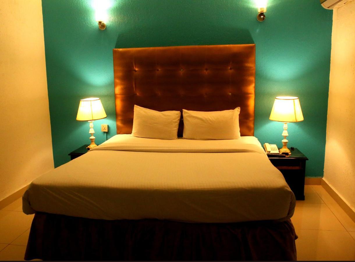 Premier Inn Mall ลาฮอร์ ภายนอก รูปภาพ