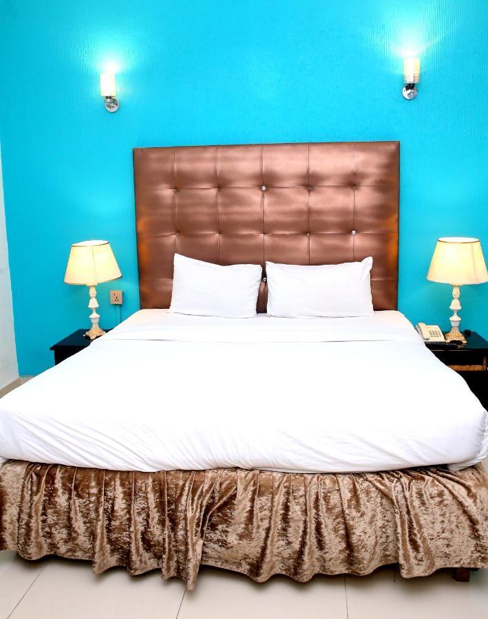 Premier Inn Mall ลาฮอร์ ภายนอก รูปภาพ