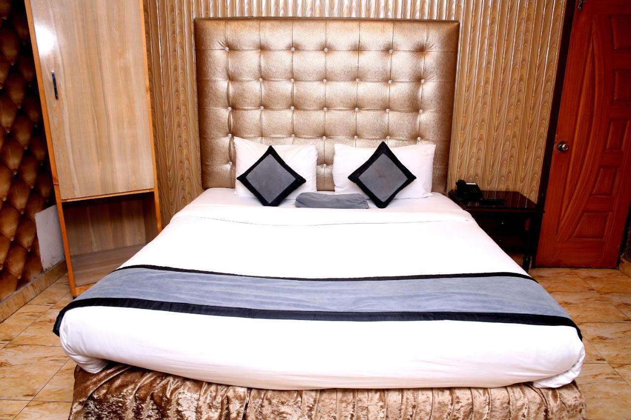 Premier Inn Mall ลาฮอร์ ภายนอก รูปภาพ