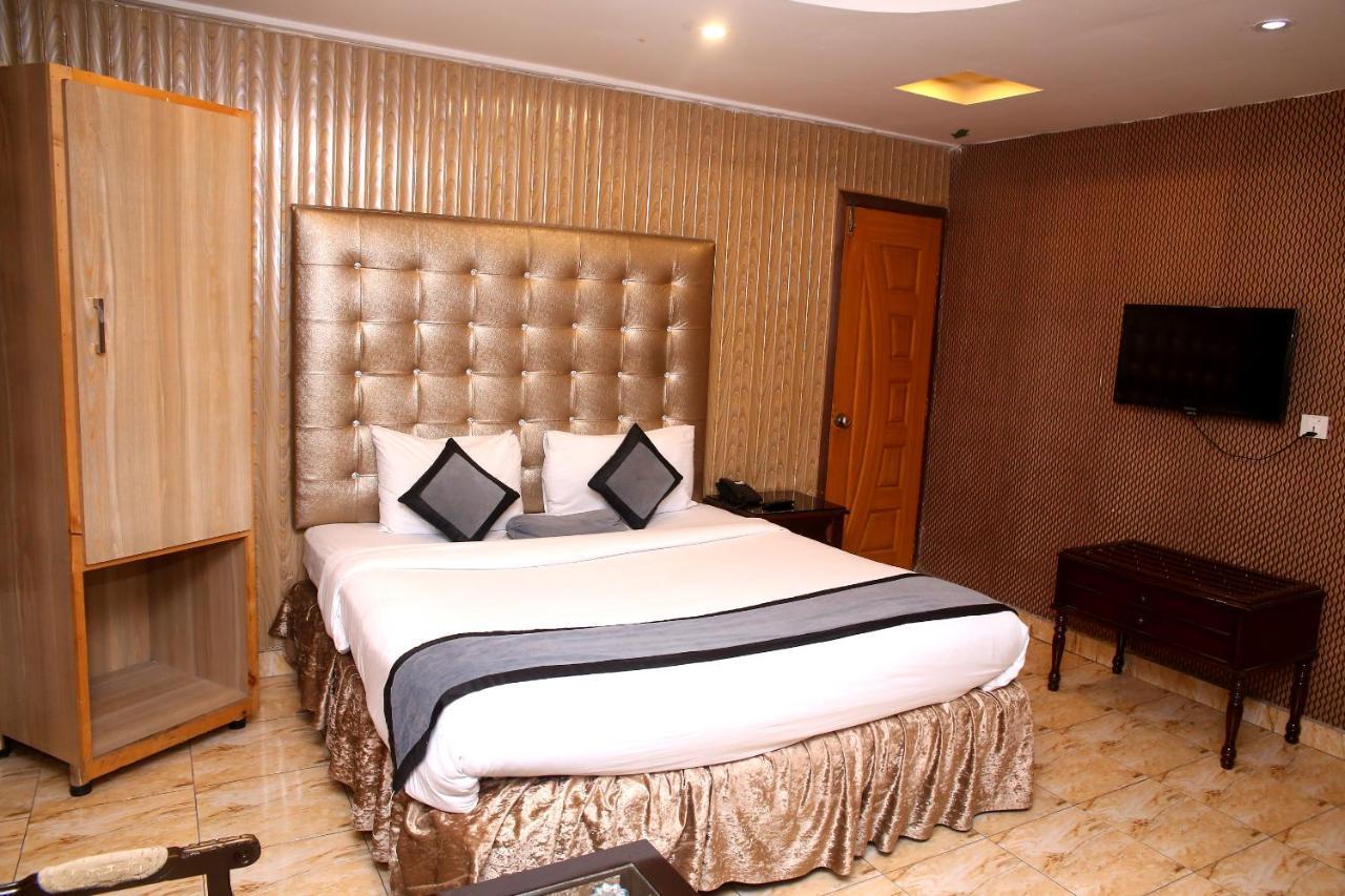 Premier Inn Mall ลาฮอร์ ภายนอก รูปภาพ