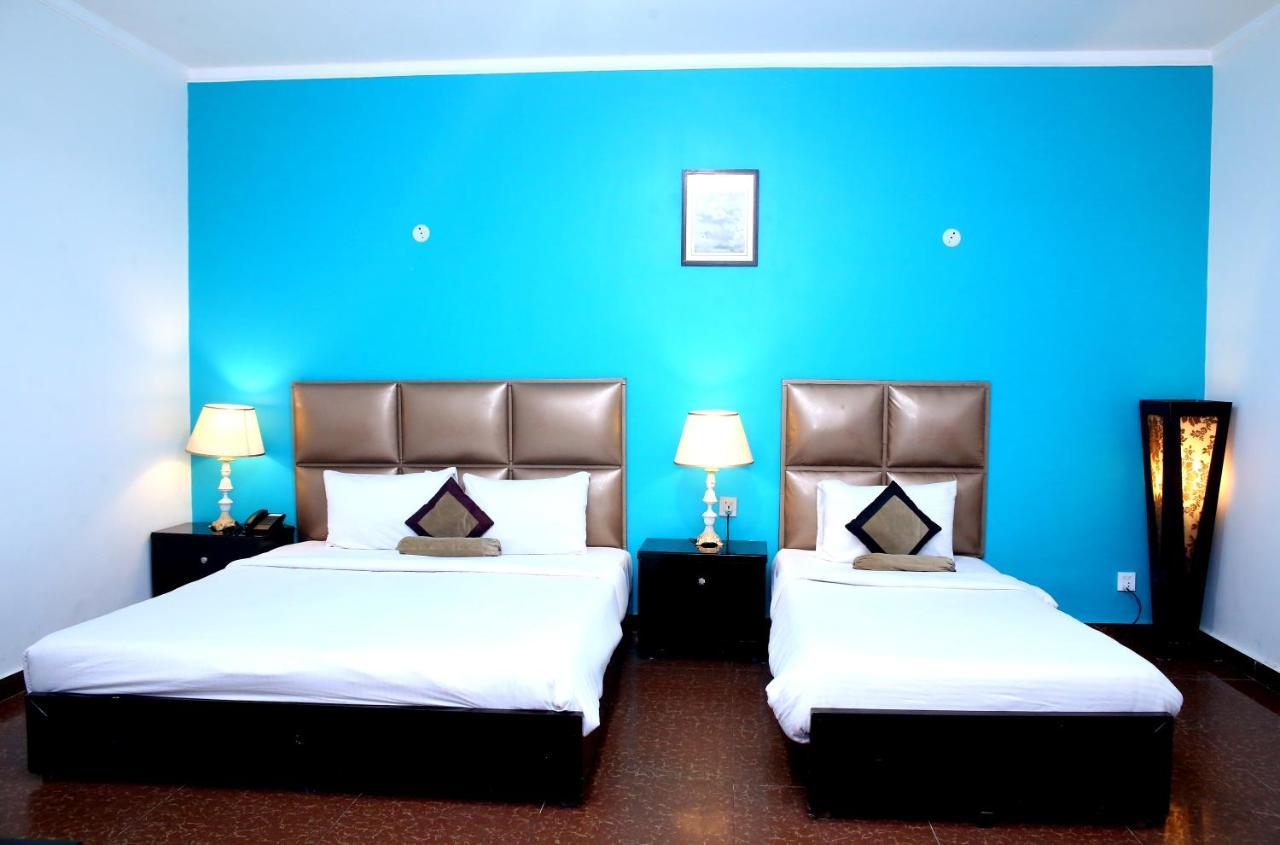 Premier Inn Mall ลาฮอร์ ภายนอก รูปภาพ